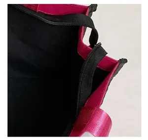 Vue détaillée de la fermeture à glissière en nylon noir sur un grand sac en toile