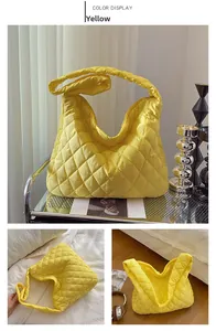 Vue détaillée du sac à bandoulière matelassé jaune avec silhouette hobo et grand volume