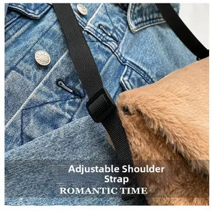 Détail de la bandoulière réglable en nylon noir sur un sac à bandoulière en peluche