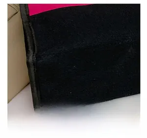 Détail des coutures renforcées et du tissu en toile durable sur un grand sac cabas