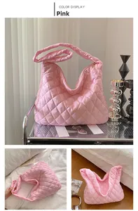 Détail du sac fourre-tout matelassé rose avec texture bouffante douce et bandoulière large