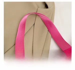 Détail du sac fourre-tout rose montrant la bandoulière confortable en sangle de nylon