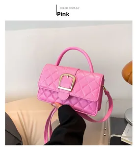 Détail du sac en cuir matelassé rose avec grande boucle dorée et poignée ronde