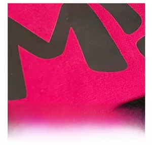 Détail macro du tissu en toile rose de qualité avec impression de lettres gris foncé