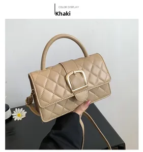 Détail du sac à main matelassé kaki avec boucle dorée et poignée supérieure chic