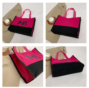 Vue détaillée sous quatre angles du sac cabas en toile bicolore avec imprimé lettre M