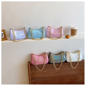 Mini borse sottobraccio iridescenti in vari colori con catena dorata e finitura laser chic