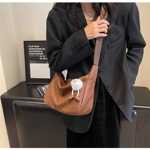 Sac bandoulière demi-lune en cuir marron avec charme en peluche et large sangle