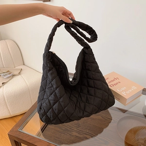 Grand sac à main fourre-tout matelassé noir en nylon au design hobo pour femmes