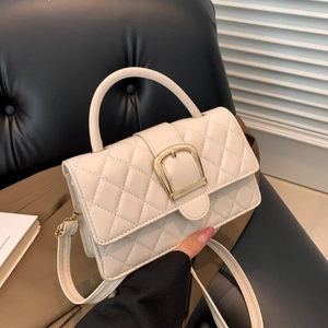 Sac sous le bras matelassé beige avec boucle dorée et bandoulière réglable pour femme