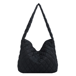 Grand sac cabas noir matelassé avec motif losanges et bandoulière rembourrée femme