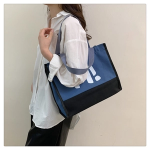 Vue latérale du grand sac cabas en toile avec couleurs contrastées et lettrage