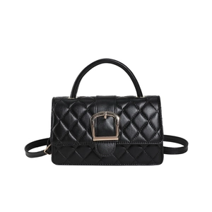 Sac sous le bras matelassé noir classique avec boucle dorée et bandoulière réglable
