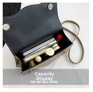 Vue intérieure du petit sac bandoulière montrant le rangement du téléphone et des rouges