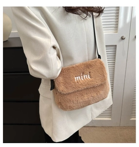 Vue détaillée du sac bandoulière en peluche marron avec broderie mini et fine sangle