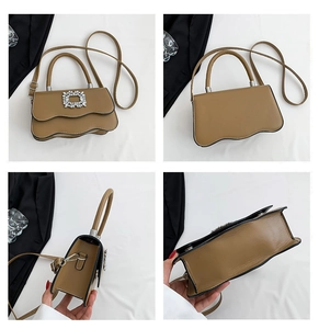 Vue détaillée sur quatre côtés du sac kaki à bords ondulés avec boucle en cristal
