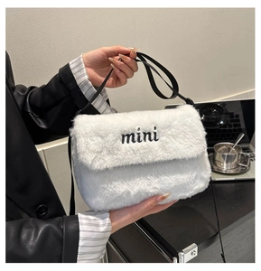 Vue détaillée du mini sac bandoulière blanc en peluche avec broderie et fine sangle