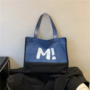 Grand sac cabas en toile bleu et noir avec imprimé lettre M et anses en sangle