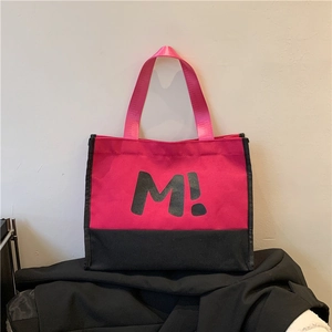 Grand sac cabas en toile avec imprimé lettres tendance en contraste rose et noir élégant