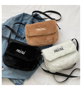 Trois mini sacs bandoulière en peluche noir, blanc et marron avec broderie mini détaillée