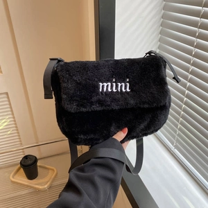 Mini sac bandoulière en peluche noire avec broderie mini et bandoulière réglable