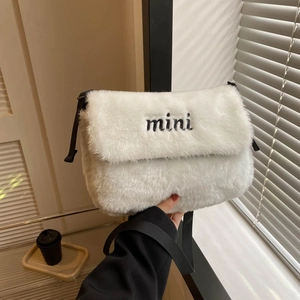 Sac bandoulière en peluche blanche avec broderie mini et bandoulière noire réglable