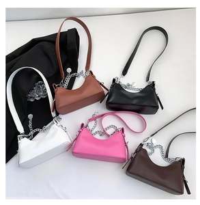 Vue détaillée de sacs sous les aisselles minimalistes avec chaîne argentée et cuir PU