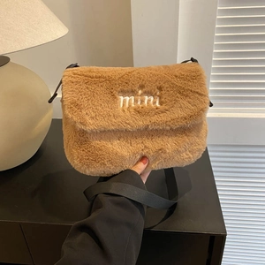 Sac bandoulière en peluche marron avec broderie mini et bandoulière réglable tendance