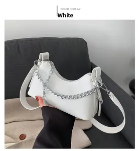 Détails du sac sous le bras blanc en forme de croissant avec grosse chaîne argentée