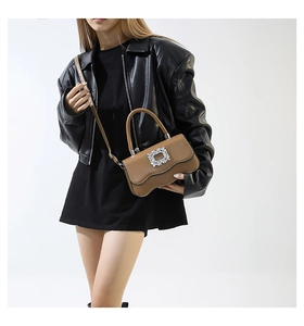 Sac en cuir marron avec rabat ondulé et boucle carrée luxueuse sertie de cristaux