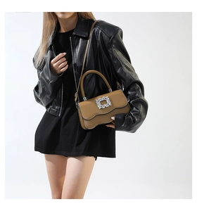 Sac à main marron avec rabat festonné et boucle en cristal porté sur veste en cuir