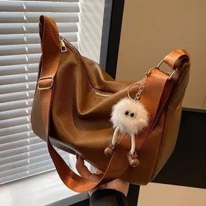 Sac Hobo pour Femme en Cuir PU Texture Litchi Grande Capacité Sac à Bandoulière avec Pendentif Monstre en Peluche Style Coréen Minimaliste Urbain