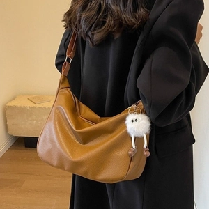 Sac hobo marron texturé avec pendentif, grand sac bandoulière pour femmes