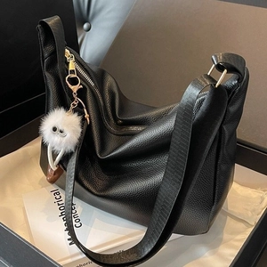 Grand sac cabas en cuir grainé noir avec bandoulière large et breloque en peluche