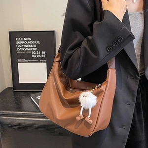 Sac à bandoulière hobo marron en cuir pour femme avec pendentif boule peluche