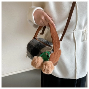 Detailansicht der Mini-Zylindertasche aus grauem Karo-Kunstpelz und Cord-Gewebe