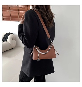 Sac hobo en cuir PU marron avec chaîne argentée, vue latérale portée par un mannequin