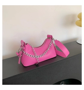 Détail du sac hobo rose avec chaîne argentée et texture en similicuir lisse