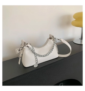 Détail du sac lune blanc avec chaîne argentée et texture lisse en similicuir