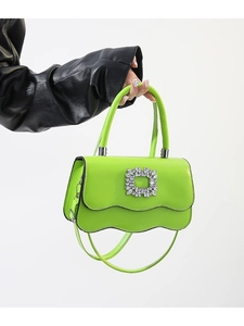 Sac à main vert néon avec bords ondulés, boucle en strass et bandoulière amovible