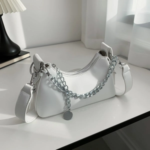 Sac sous le bras croissant blanc avec chaîne argentée et bandoulière en cuir