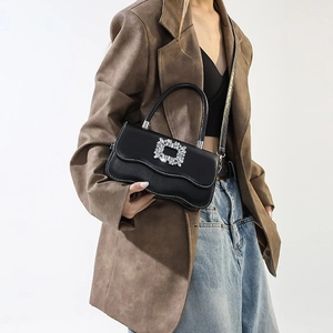 Sac à bandoulière en cuir noir avec bord ondulé et boucle en cristal étincelante chic