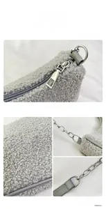Détail du sac en peau de mouton grise avec fermeture éclair argentée et texture de chaîne