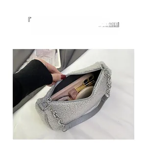 Vue détaillée du sac en laine grise montrant l'intérieur spacieux pour les accessoires