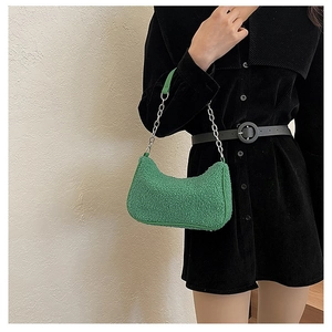 Détail du sac demi-lune vert en laine d'agneau avec chaîne en métal et texture douce