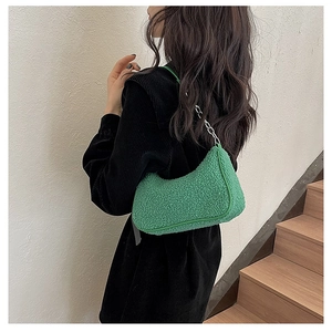 Détail du sac à bandoulière vert en laine d'agneau avec chaîne argentée et cuir