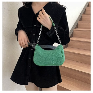 Détail du sac hobo en polaire verte avec chaîne argentée et bandoulière en cuir