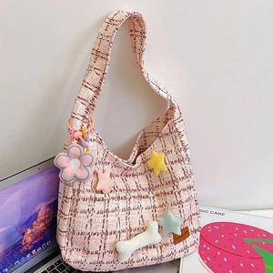 Rosa karierte Tweed-Umhängetasche mit Plüschsternen und Blumenanhänger im Freizeitstil