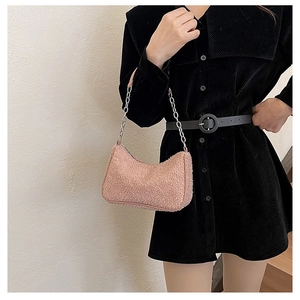 Gros plan détaillé du sac croissant rose en polaire avec chaîne argentée et cuir