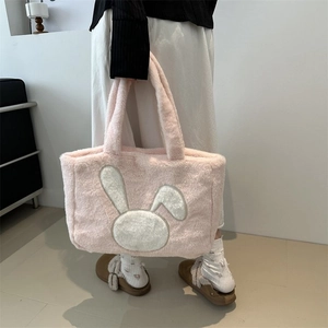 Sac fourre-tout en peluche rose avec lapin mignon pour femme dans un décor quotidien